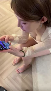 极品护士偷情先给男友发消息说在陪闺蜜逛街结果在给他戴绿帽